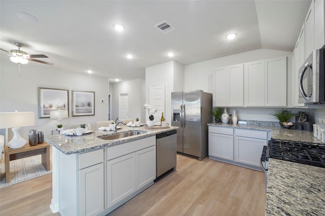 11608 Whirlaway Dr, Willis, TX 77318 - kitchen with stainless steel appliances, a sink, a kitchen island with sink, light wood-style flooring, and ceiling fan