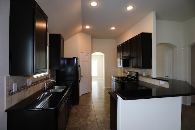 17907 Acorn Field Trl, Humble, TX 77346 - kitchen with gas range, a sink, arched walkways, dark countertops, and a peninsula