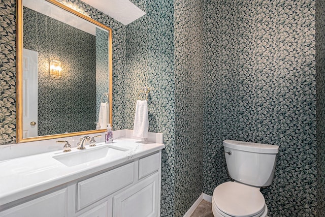 3506 Park Springs Ln, Houston, TX 77345 - bathroom featuring wallpapered walls, toilet, and vanity