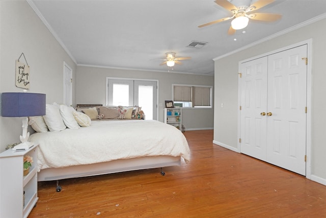 319 W Shore Dr, Kemah, TX 77565 - bedroom with crown molding, wood finished floors, baseboards, a ceiling fan, and a closet