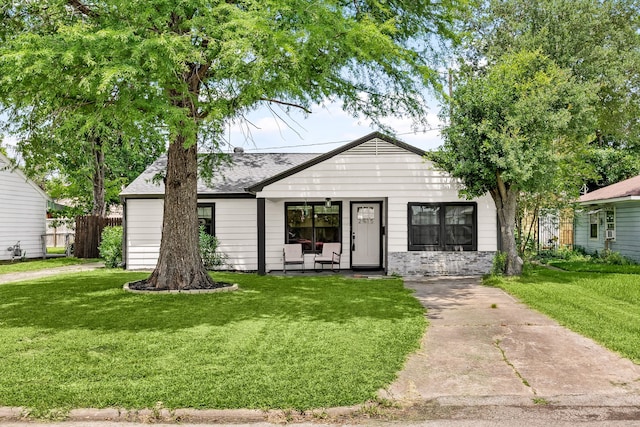 2915 Robertson St, Houston, TX 77009 - view of front facade featuring roof with shingles