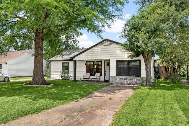 2915 Robertson St, Houston, TX 77009 - view of front of home featuring covered porch