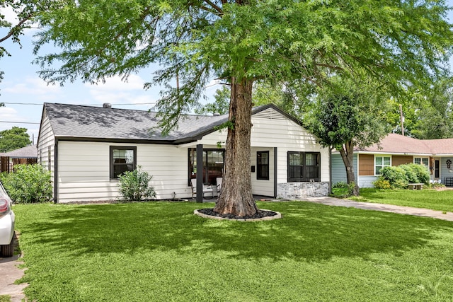 2915 Robertson St, Houston, TX 77009 - ranch-style house featuring a front lawn