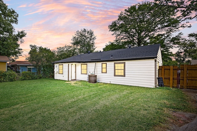 2915 Robertson St, Houston, TX 77009 - view of back of property at dusk
