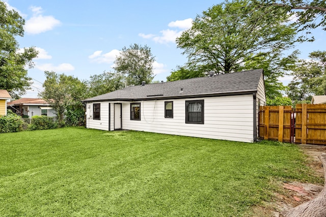 2915 Robertson St, Houston, TX 77009 - rear view of house featuring roof with shingles