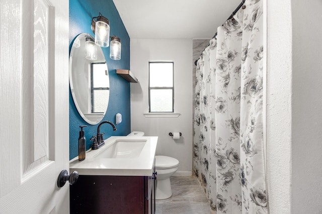 2915 Robertson St, Houston, TX 77009 - full bath featuring toilet, vanity, baseboards, a shower with curtain, and marble finish flooring