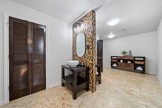 14119 Kiamesha Ct, Houston, TX 77069 - hall with a sink and baseboards