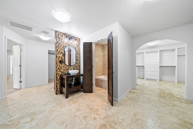14119 Kiamesha Ct, Houston, TX 77069 - hall featuring arched walkways and baseboards
