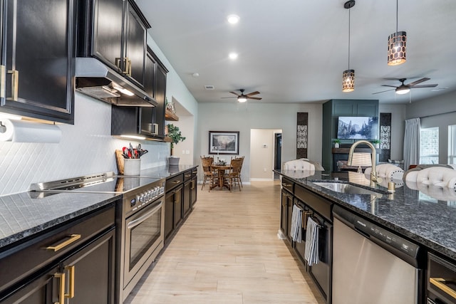 454 Cape Conroe Dr, Montgomery, TX 77356 - kitchen featuring stainless steel appliances, a sink, ceiling fan, under cabinet range hood, and recessed lighting