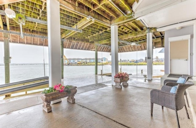 423 Hana Dr, Tiki Island, TX 77554 - common area with a water view