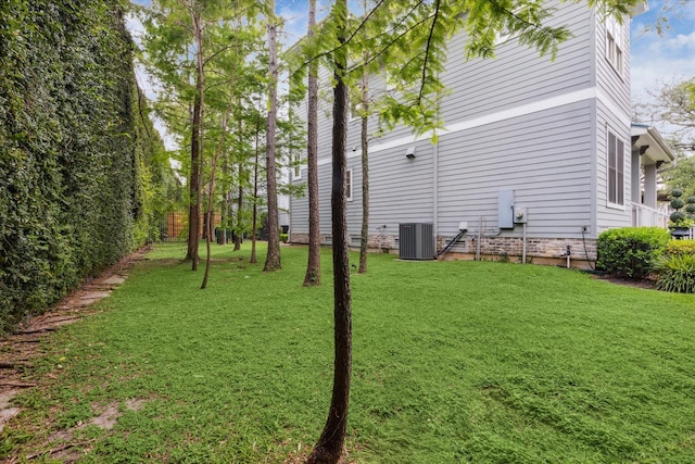 432 Marshall St, Houston, TX 77006 - view of grassy yard featuring central AC