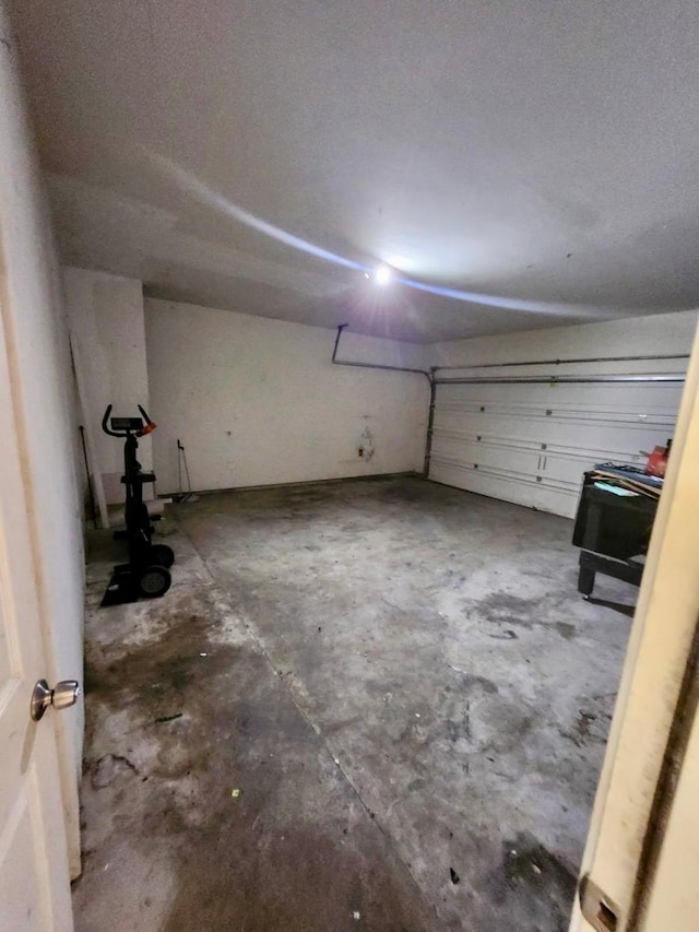 1015 Amaryllis Rd, Baytown, TX 77521 - view of garage
