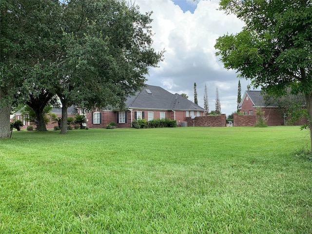 8303 Lanham Ln, Houston, TX 77075 - view of green lawn