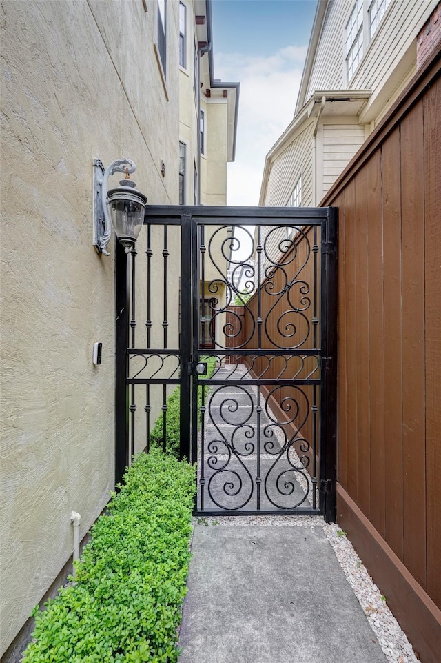 2306 Mcduffie St, Houston, TX 77019 - view of gate