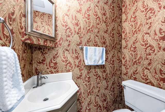 2011 Winrock Blvd Unit 172, Houston, TX 77057 - half bath with wallpapered walls, toilet, and vanity