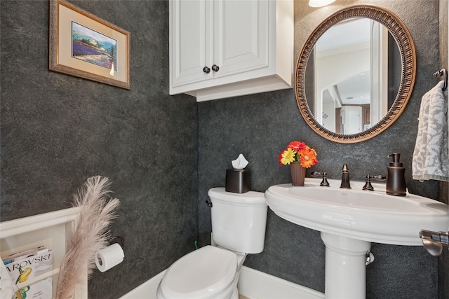 5520 Mcculloch Cir, Houston, TX 77056 - half bath featuring toilet