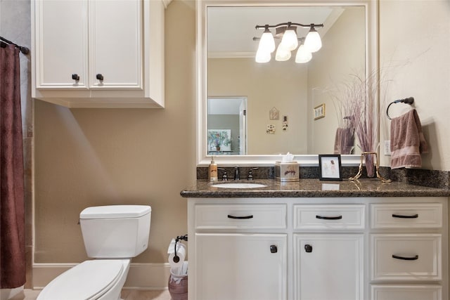 5520 Mcculloch Cir, Houston, TX 77056 - full bath featuring vanity, toilet, ornamental molding, and curtained shower
