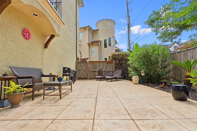 5520 Mcculloch Cir, Houston, TX 77056 - fenced backyard featuring a patio and grilling area