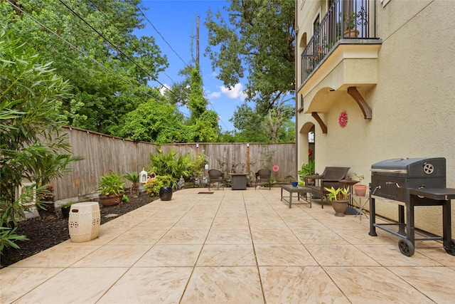5520 Mcculloch Cir, Houston, TX 77056 - fenced backyard featuring a balcony and a patio area
