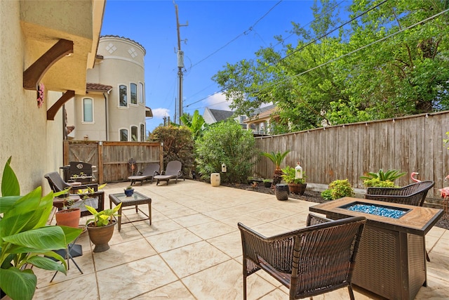5520 Mcculloch Cir, Houston, TX 77056 - fenced backyard featuring a fire pit and a patio area