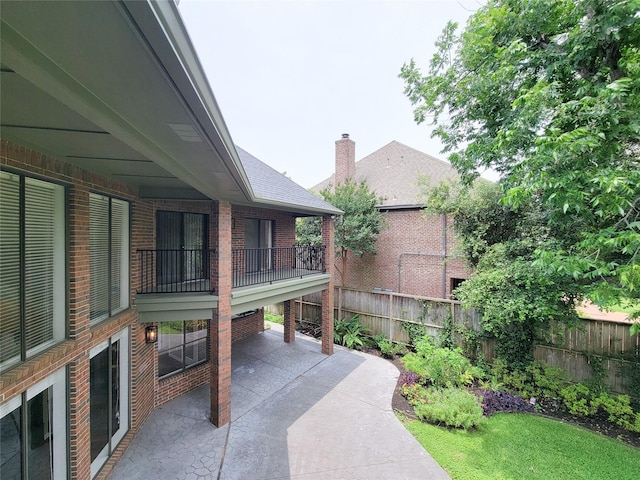 4900 Willow St, Bellaire, TX 77401 - view of patio featuring a balcony