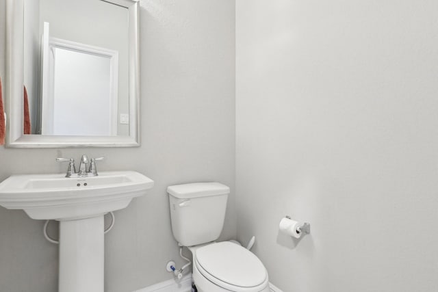 3403 Majestic Pine Ln, Rosenberg, TX 77471 - bathroom featuring baseboards, toilet, and a sink