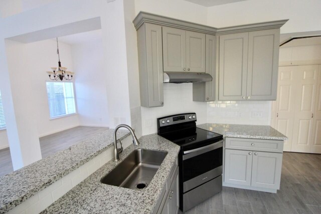 5326 Village Springs Dr, Houston, TX 77339 - kitchen featuring stainless steel electric stove, under cabinet range hood, gray cabinets, a sink, and a chandelier