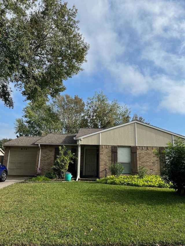 634 Stonewall Dr, Richmond, TX 77469 - single story home featuring brick siding, an attached garage, and a front lawn