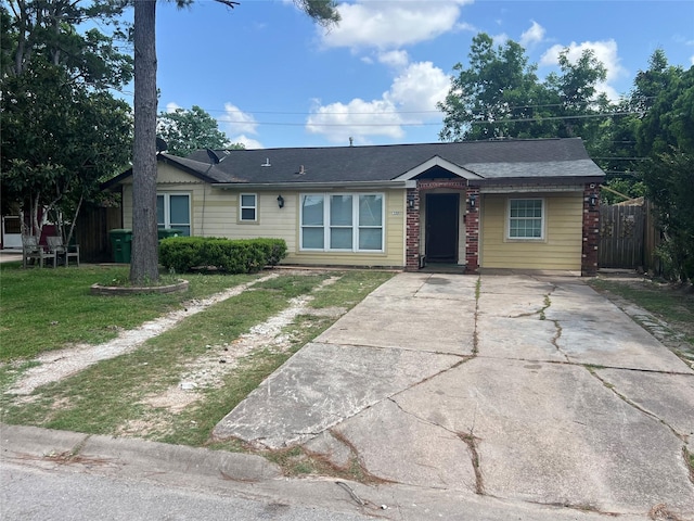 6402 Belarbor St, Houston, TX 77087 - ranch-style home featuring driveway