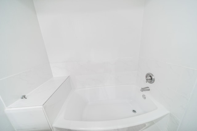 5229 W 43rd St, Houston, TX 77092 - bathroom with a bathtub