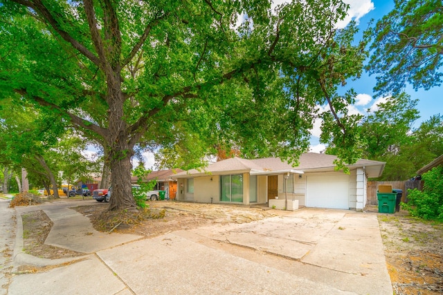 5229 W 43rd St, Houston, TX 77092 - ranch-style house with a garage and driveway