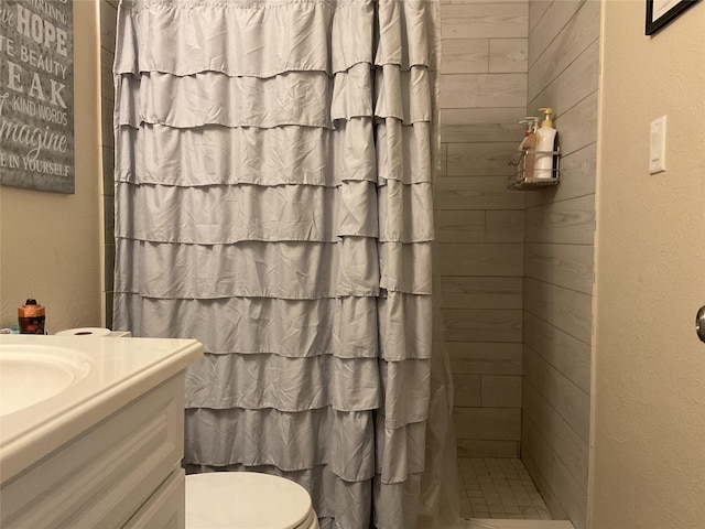 530 Sherwood Forest Dr W, Ivanhoe, TX 75979 - full bath featuring tiled shower, vanity, toilet, and a textured wall