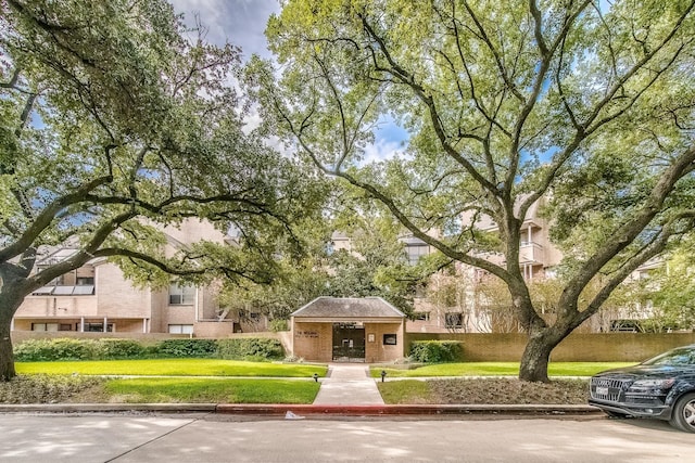 5200 Weslayan St Unit 108, Houston, TX 77005 - view of front of property featuring a front lawn