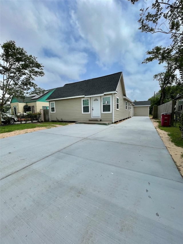 527 W 4th St, Freeport, TX 77541 - ranch-style house with driveway