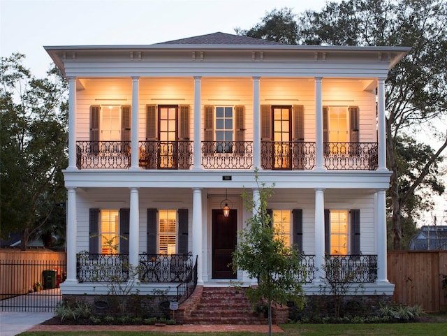 711 E 12th St, Houston, TX 77008 - greek revival inspired property with covered porch and a balcony