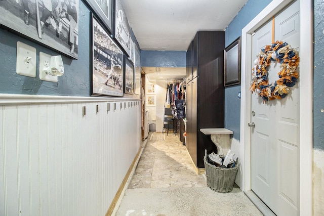 7914 Woodsman Trl, Houston, TX 77040 - hallway featuring wainscoting