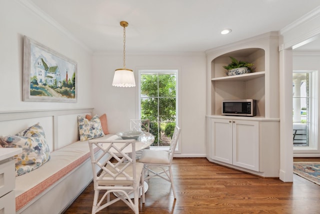 6147 Chevy Chase Dr, Houston, TX 77057 - living area featuring ornamental molding, wood finished floors, and recessed lighting