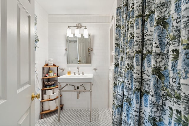 6147 Chevy Chase Dr, Houston, TX 77057 - bathroom with a shower with curtain and tile walls