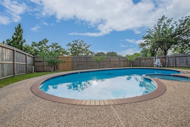 7119 Piney Meadow Ct, Houston, TX 77041 - view of swimming pool featuring a pool with connected hot tub and a fenced backyard