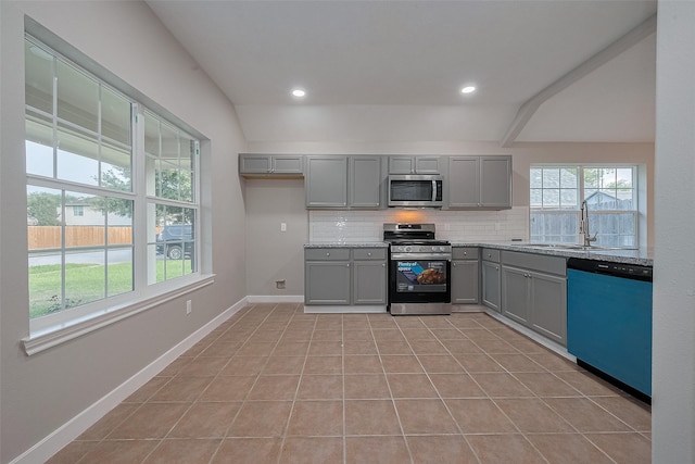 7119 Piney Meadow Ct, Houston, TX 77041 - kitchen featuring stainless steel appliances, gray cabinets, a sink, decorative backsplash, and recessed lighting