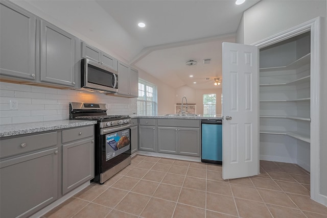 7119 Piney Meadow Ct, Houston, TX 77041 - kitchen featuring appliances with stainless steel finishes, gray cabinets, a sink, decorative backsplash, and a ceiling fan