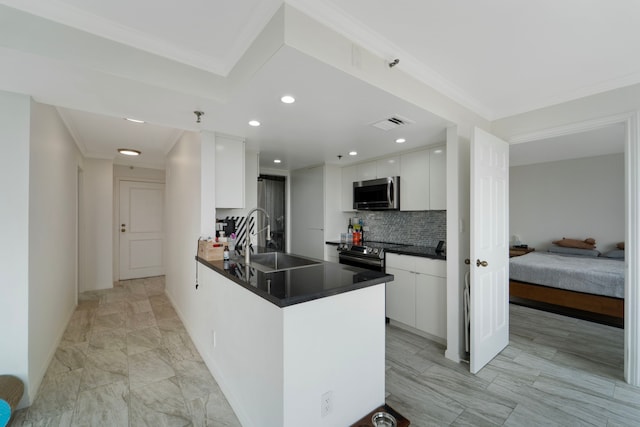 3525 Sage Rd Unit 1104, Houston, TX 77056 - kitchen with stainless steel appliances, a sink, dark countertops, white cabinets, and recessed lighting