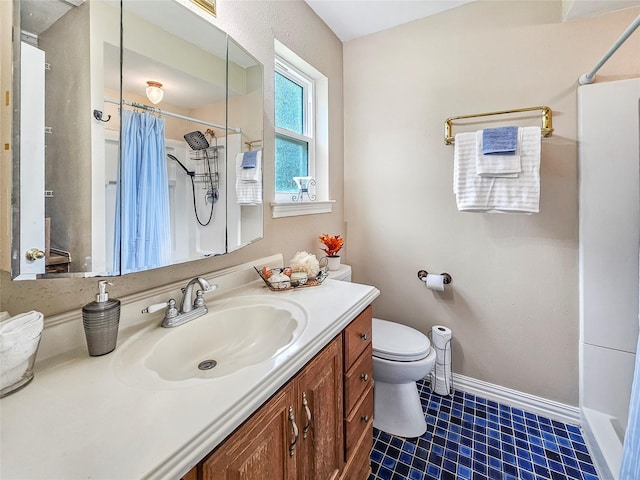 723 Pas Trl, Houston, TX 77336 - bathroom featuring a shower with curtain, vanity, toilet, and baseboards