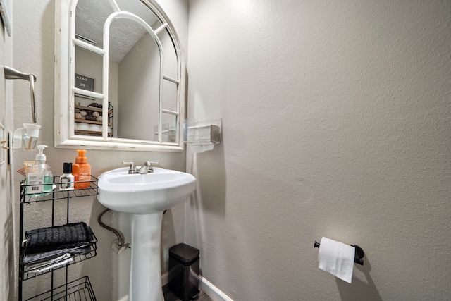 3808 Cottonwood Dr, La Porte, TX 77571 - bathroom with a textured wall