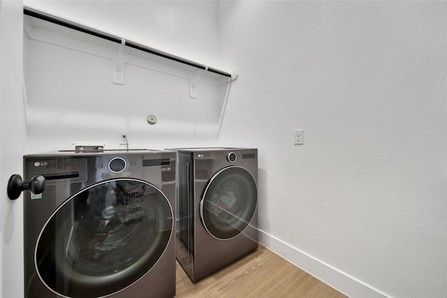 296 N Cascade Heights Dr, Montgomery, TX 77316 - laundry area featuring independent washer and dryer, baseboards, and light wood-style floors