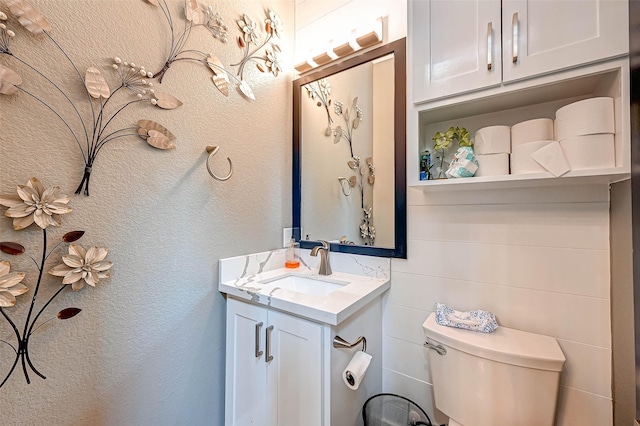 6121 County Road 225, Hungerford, TX 77448 - half bath featuring vanity and toilet
