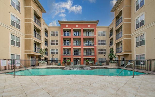 1711 Old Spanish Trl Unit 401, Houston, TX 77054 - view of swimming pool featuring a pool with connected hot tub and a patio area