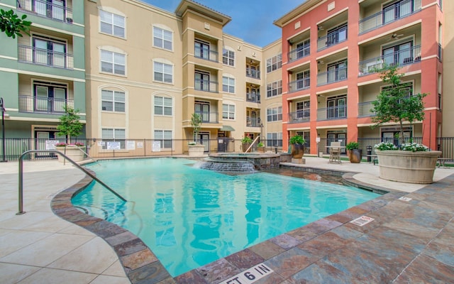 1711 Old Spanish Trl Unit 401, Houston, TX 77054 - view of swimming pool featuring a pool with connected hot tub and a patio area