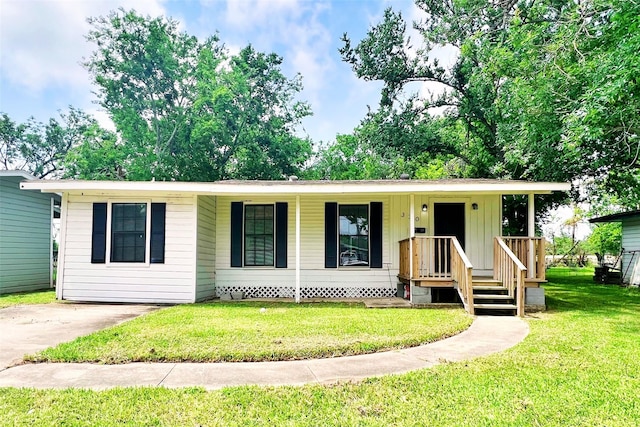 320 Azalea St, Lake Jackson, TX 77566 - single story home featuring a porch, a front lawn, and board and batten siding