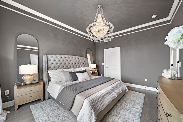 3333 Allen Pkwy Unit 1302, Houston, TX 77019 - bedroom featuring baseboards, ornamental molding, a chandelier, and wood finished floors